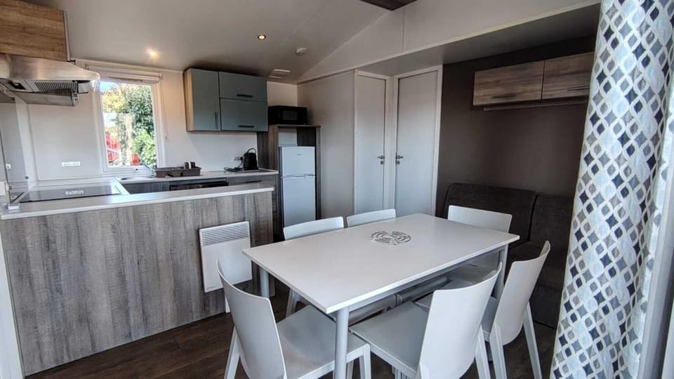 Property building, Kitchen or kitchenette, Living room