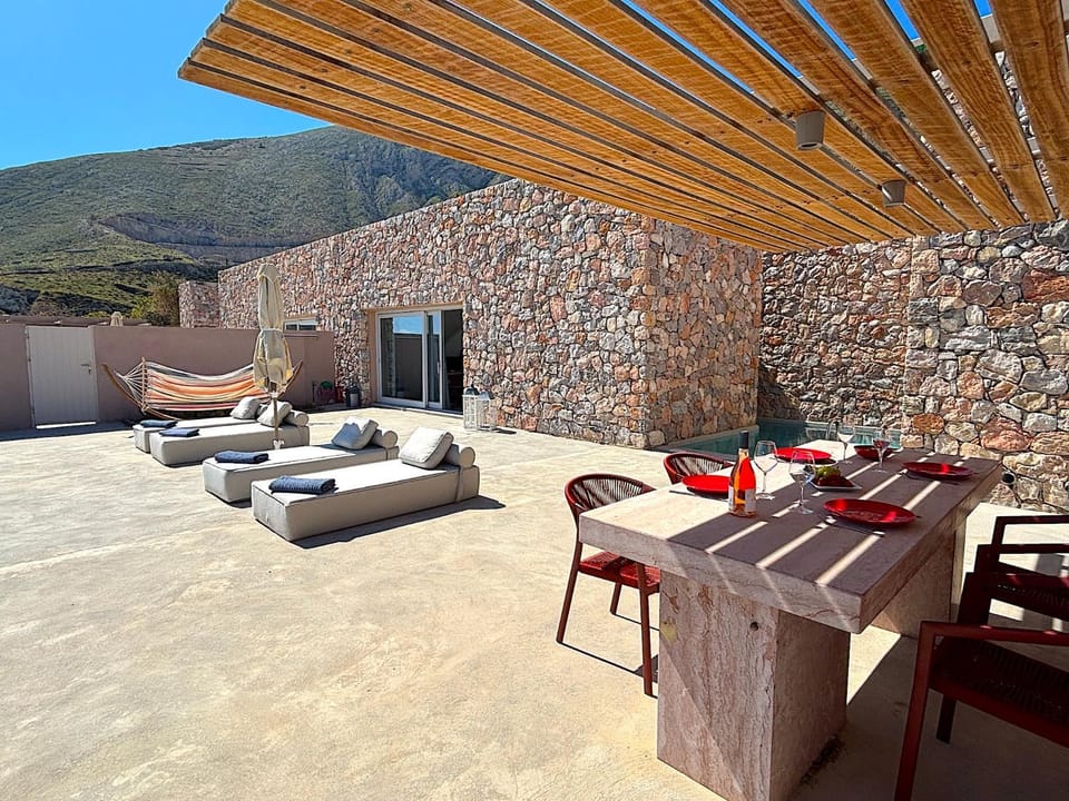 Patio, Day, Natural landscape, Living room, Seating area, Dining area, Mountain view, sunbed