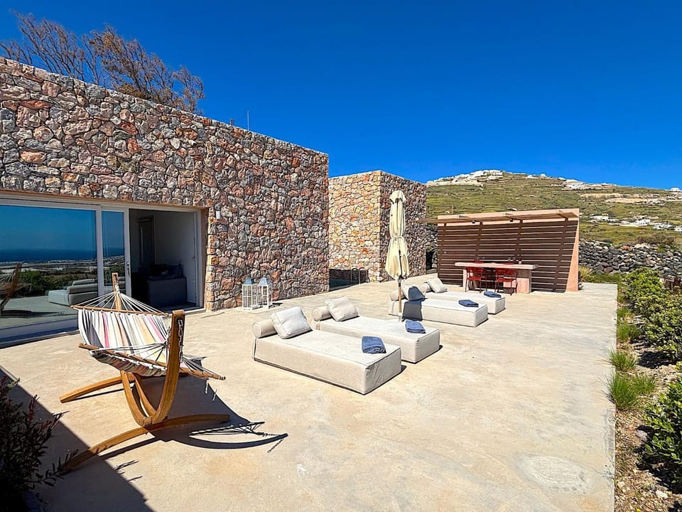 Property building, Patio, Day, Natural landscape, View (from property/room), Balcony/Terrace, Living room, Seating area, Mountain view, sunbed