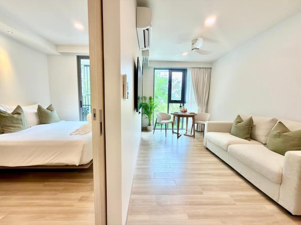 Bed, Living room, Photo of the whole room, Seating area, Dining area, Bedroom