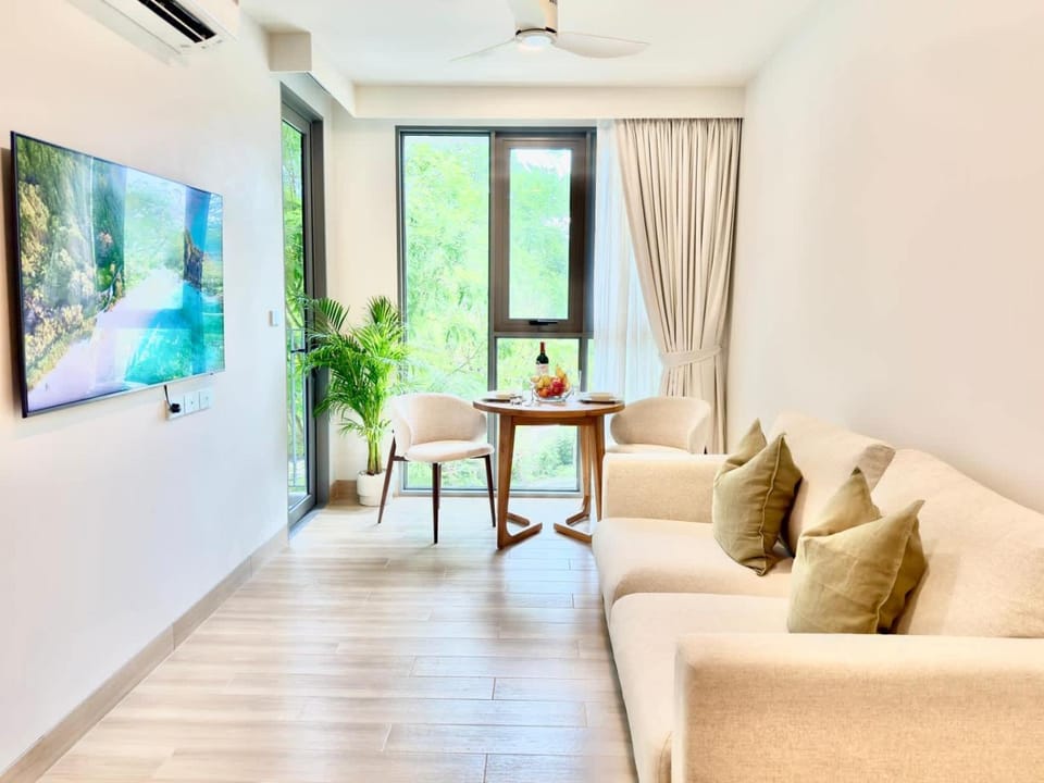 TV and multimedia, Living room, Seating area, Dining area, air conditioner