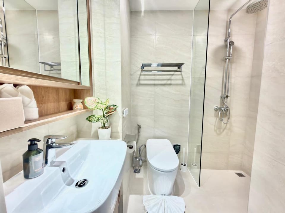 Shower, Toilet, Bathroom, towels