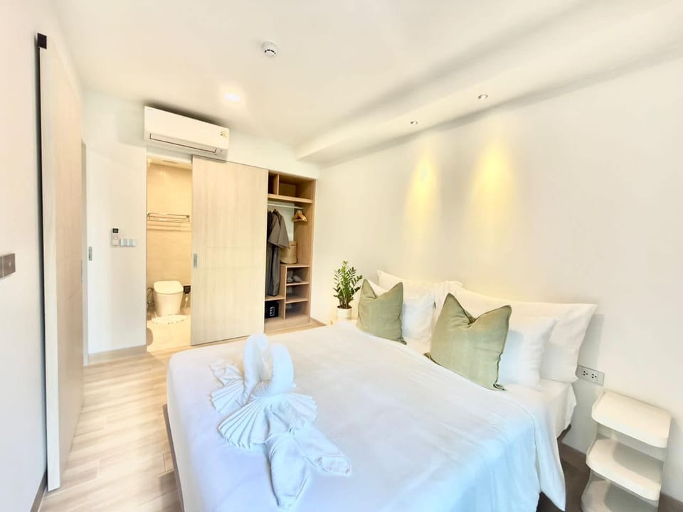 Bed, Living room, Photo of the whole room, Seating area, Bedroom, towels, wardrobe
