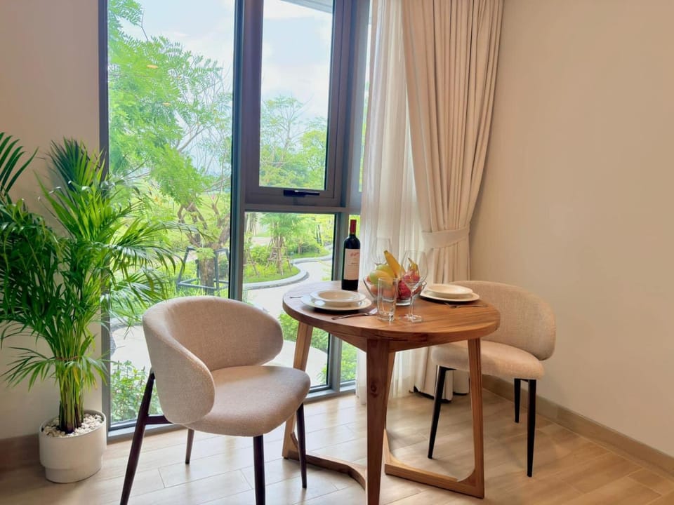 Seating area, Dining area