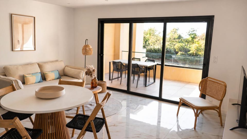 Communal lounge/ TV room, Balcony/Terrace, Living room