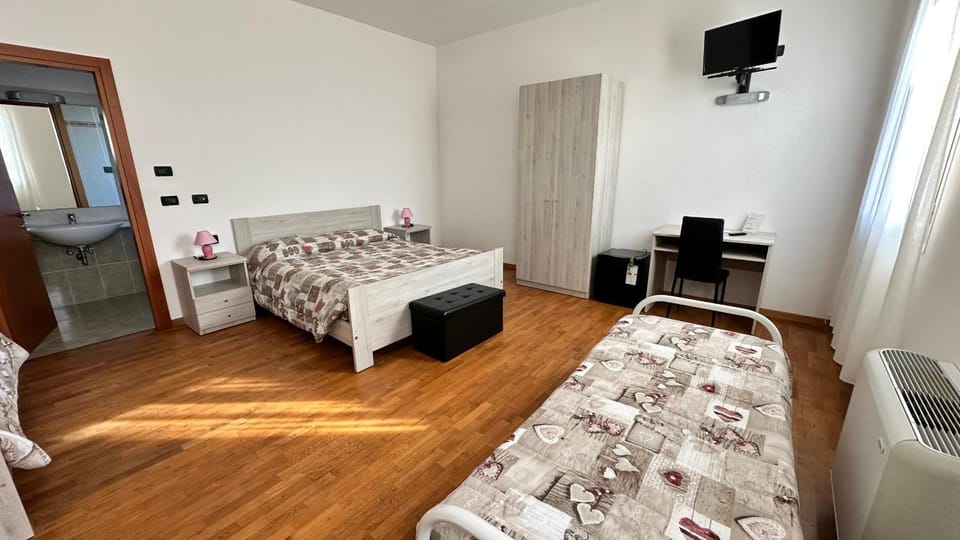 Bed, TV and multimedia, Photo of the whole room, Bedroom, wardrobe