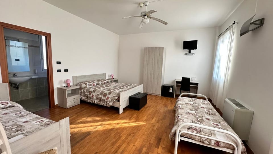 Bed, Photo of the whole room, Bedroom, air conditioner