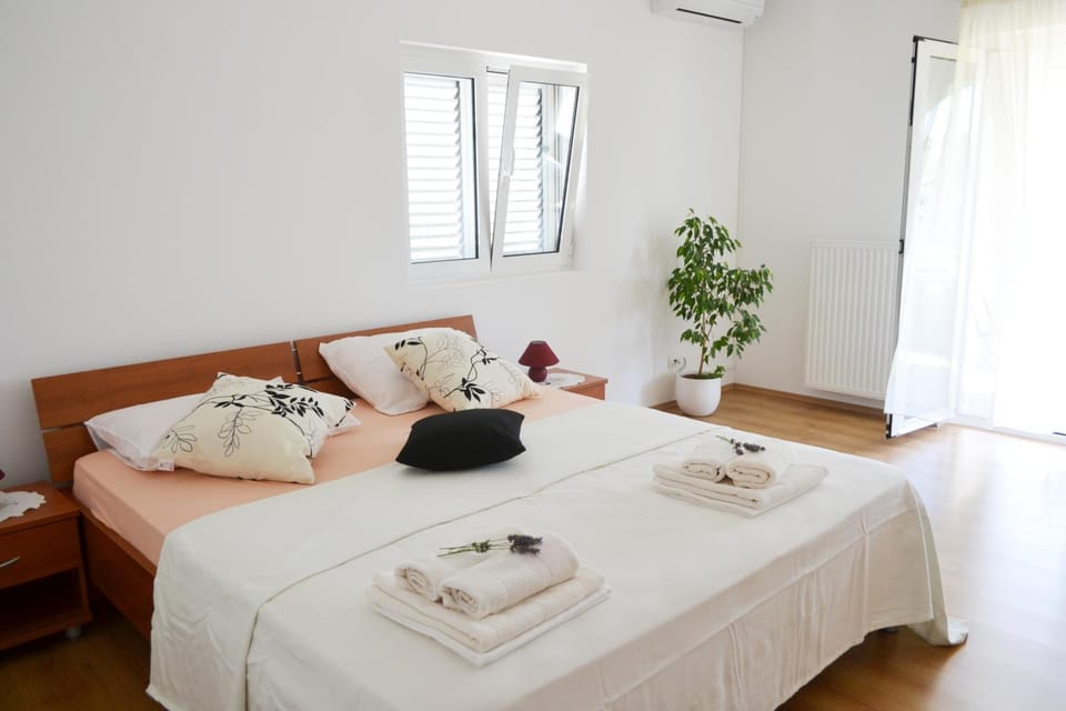 Bed, Photo of the whole room, Bedroom, towels, air conditioner