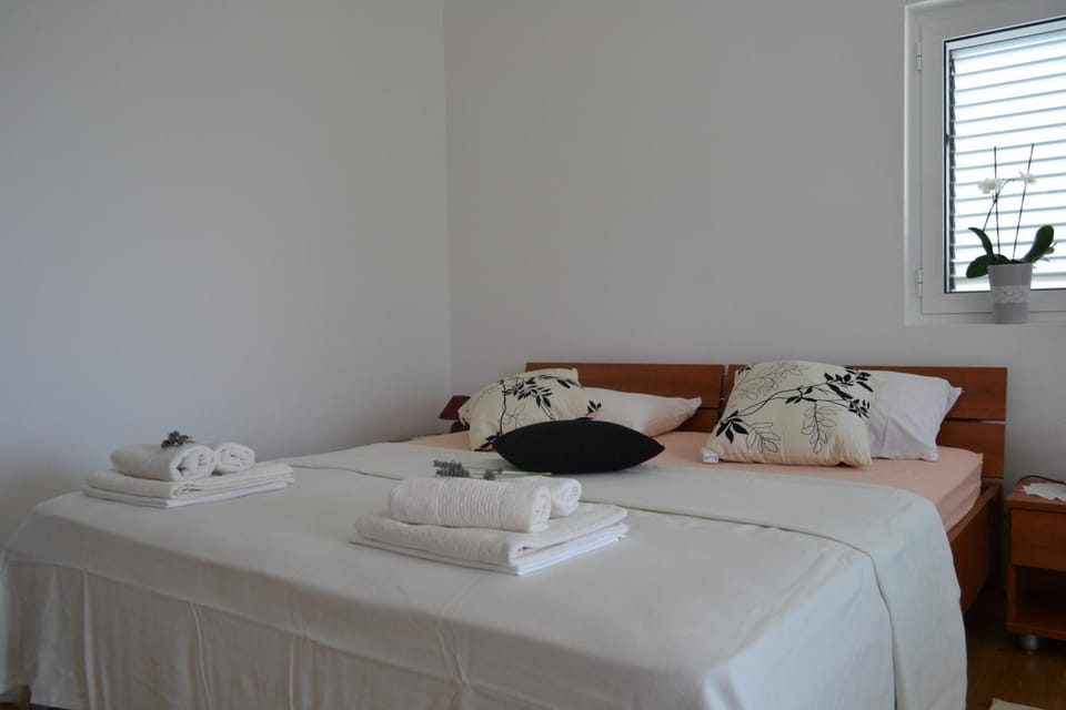 Bed, Bedroom, towels