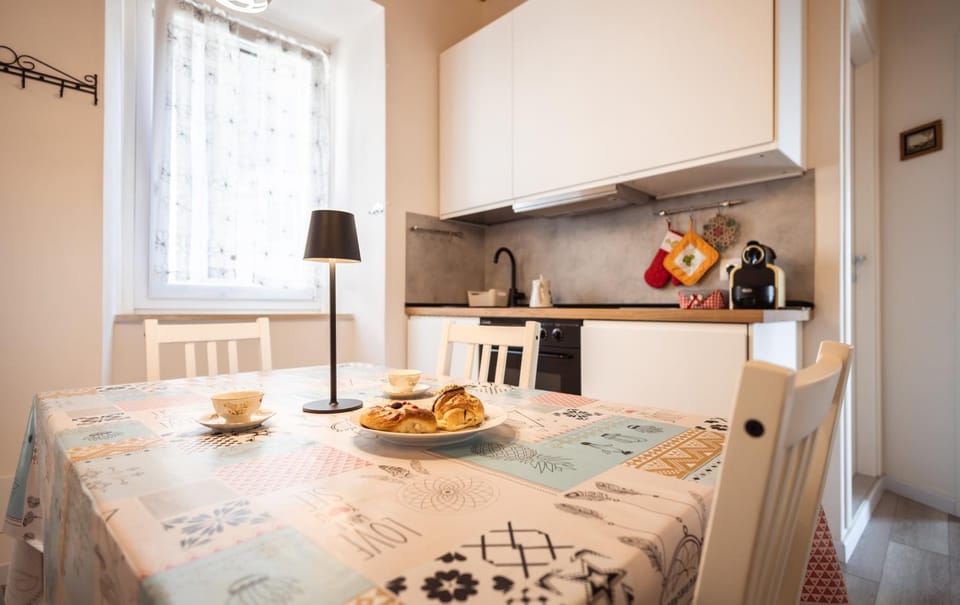 Kitchen or kitchenette, Food and drinks, Dining area, minibar, stove