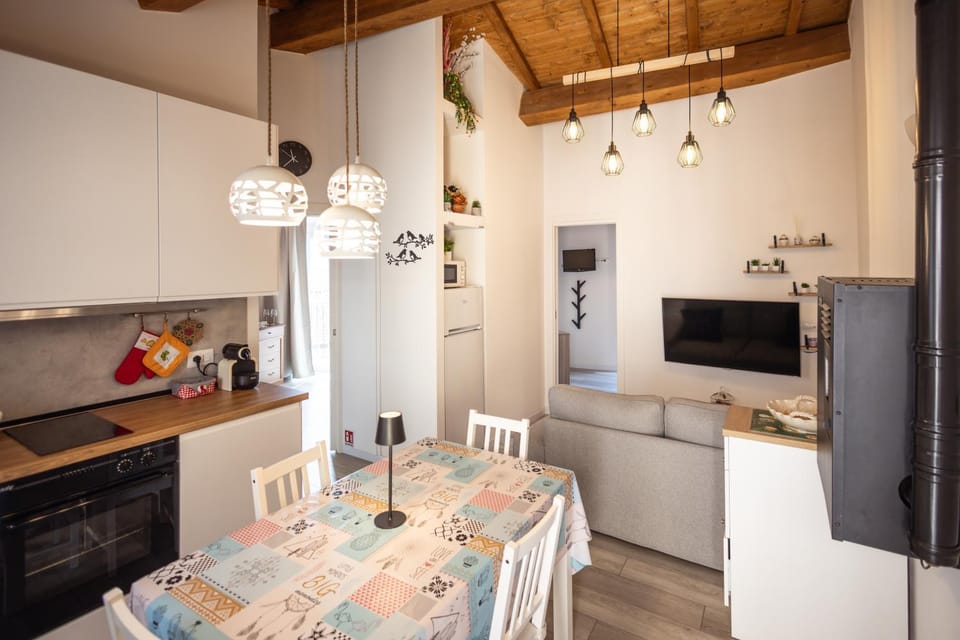 Communal lounge/ TV room, TV and multimedia, Kitchen or kitchenette, Dining area, minibar, oven