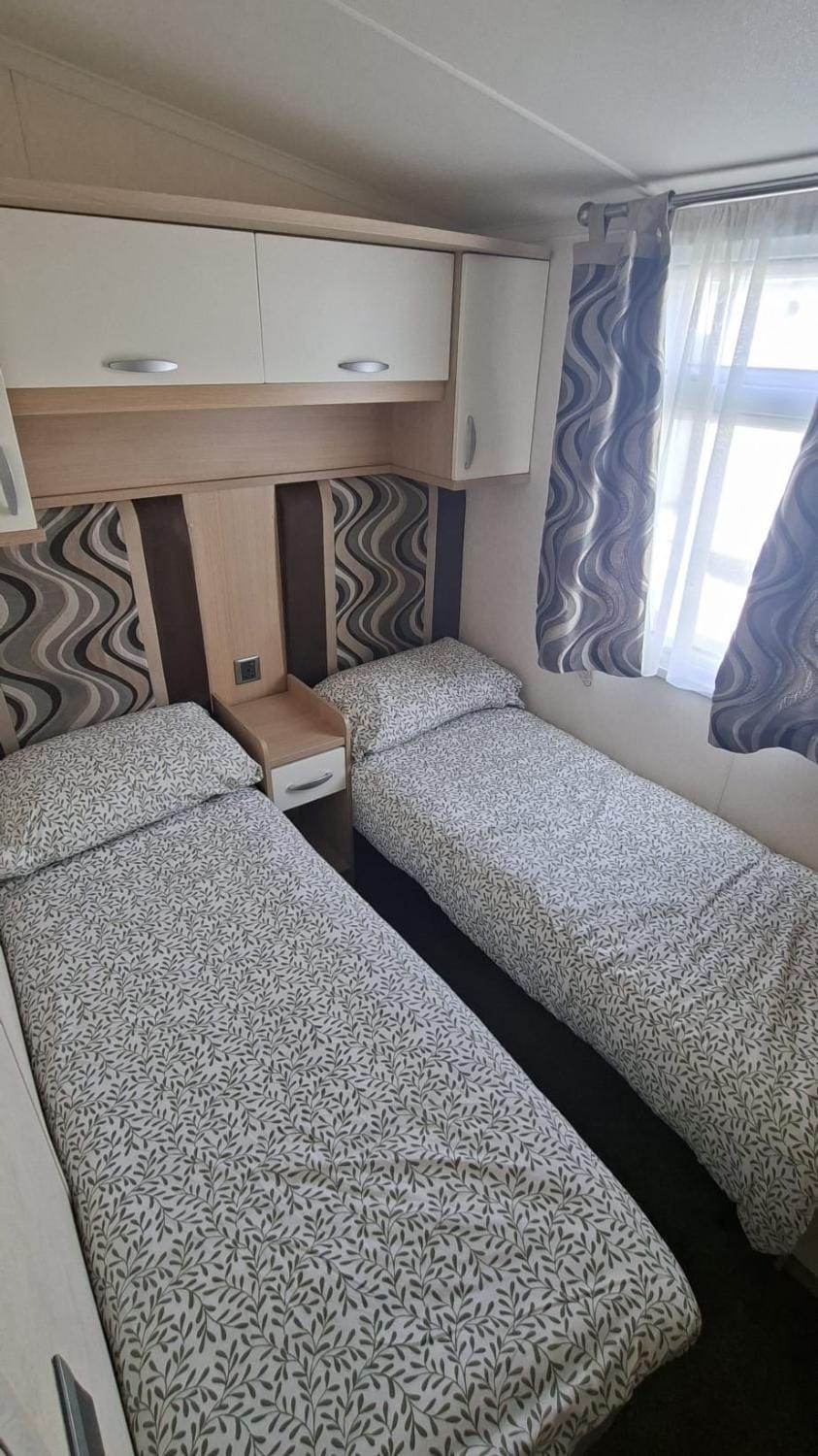 Oystercatcher Hide, Chruch Farm House in Bognor Regis