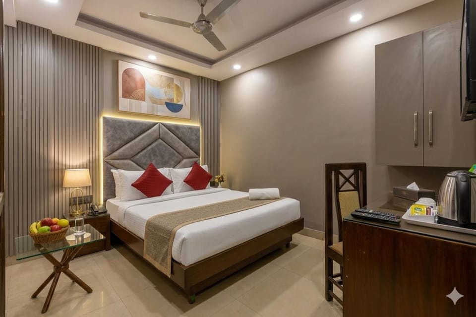 Bed, TV and multimedia, Photo of the whole room, Bedroom, towels, wardrobe, air conditioner