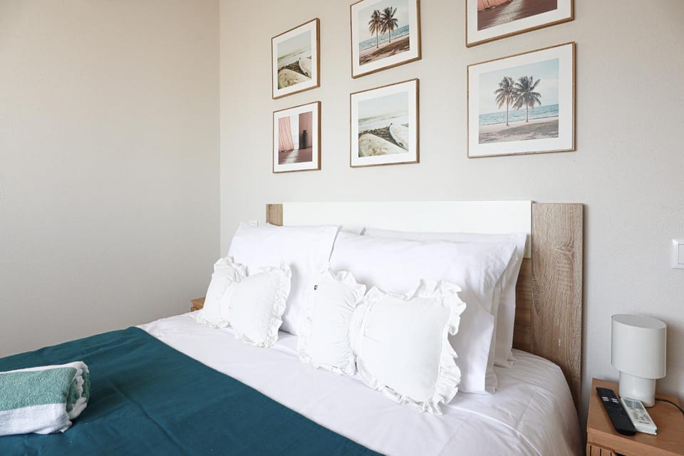 Bedroom, towels