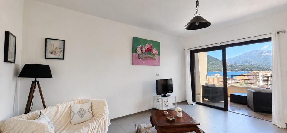 Communal lounge/ TV room, Mountain view