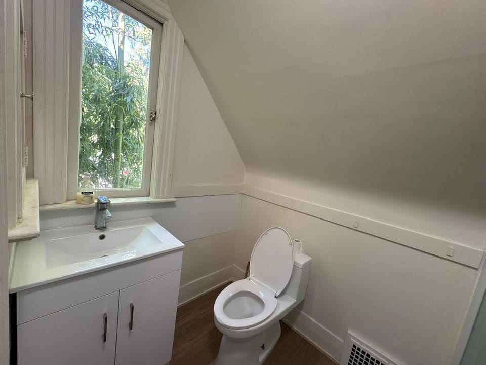 Prime Neighborhood Guest Room - 10 min to Airport - Free Parking Vacation rental in Vancouver