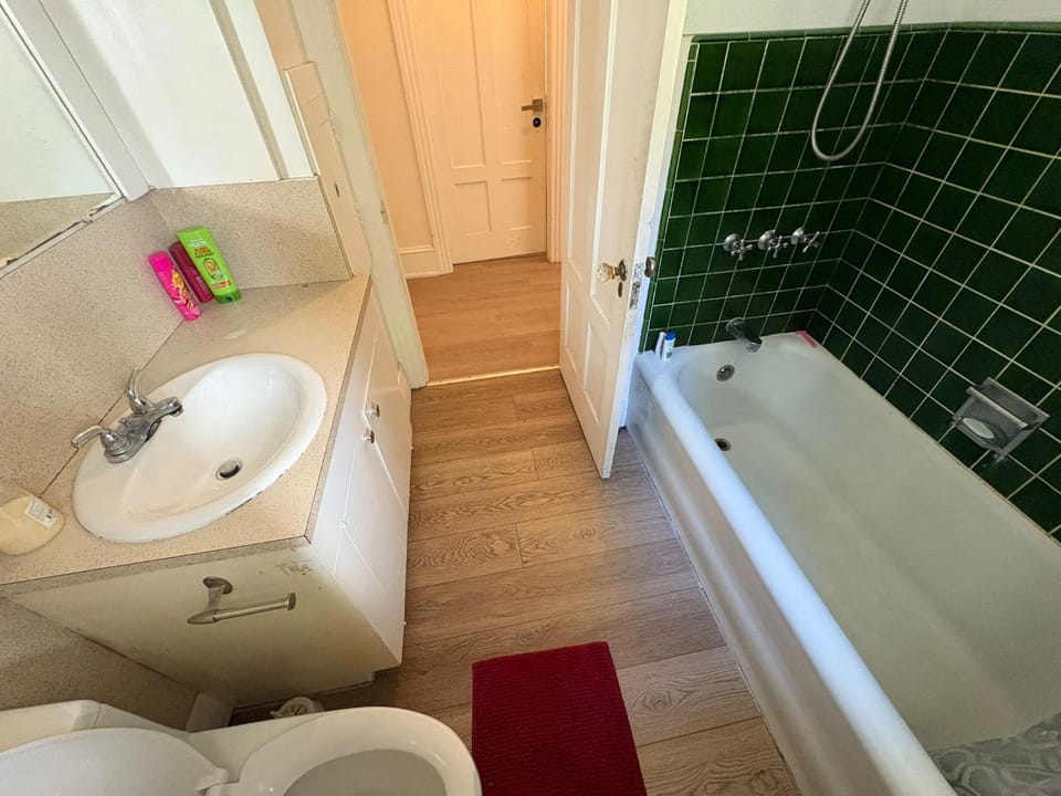 Prime Neighborhood Guest Room - 10 min to Airport - Free Parking Vacation rental in Vancouver