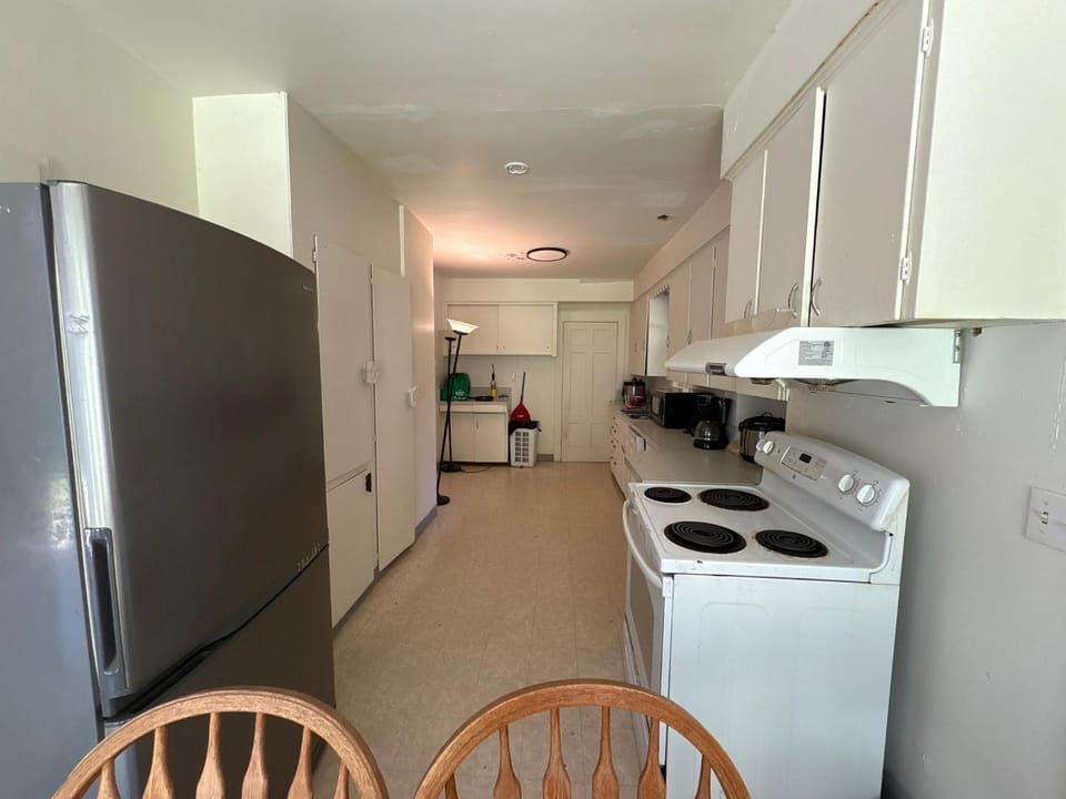 Prime Neighborhood Guest Room - 10 min to Airport - Free Parking Vacation rental in Vancouver