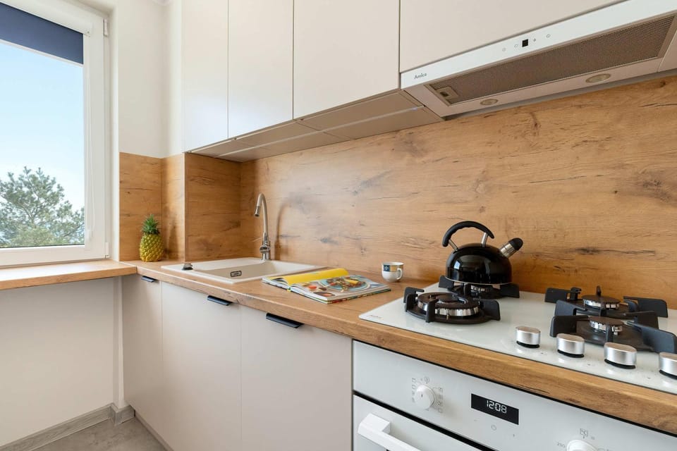 Coffee/tea facilities, Kitchen or kitchenette, stove