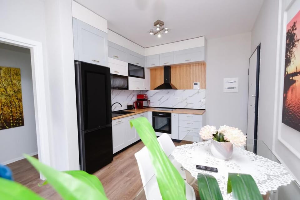 Kitchen or kitchenette, Dining area, minibar, oven, stove