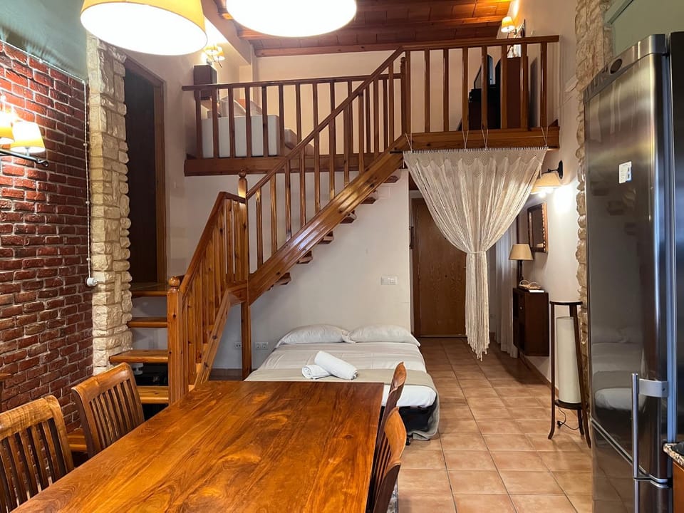 Bed, Kitchen or kitchenette, Dining area