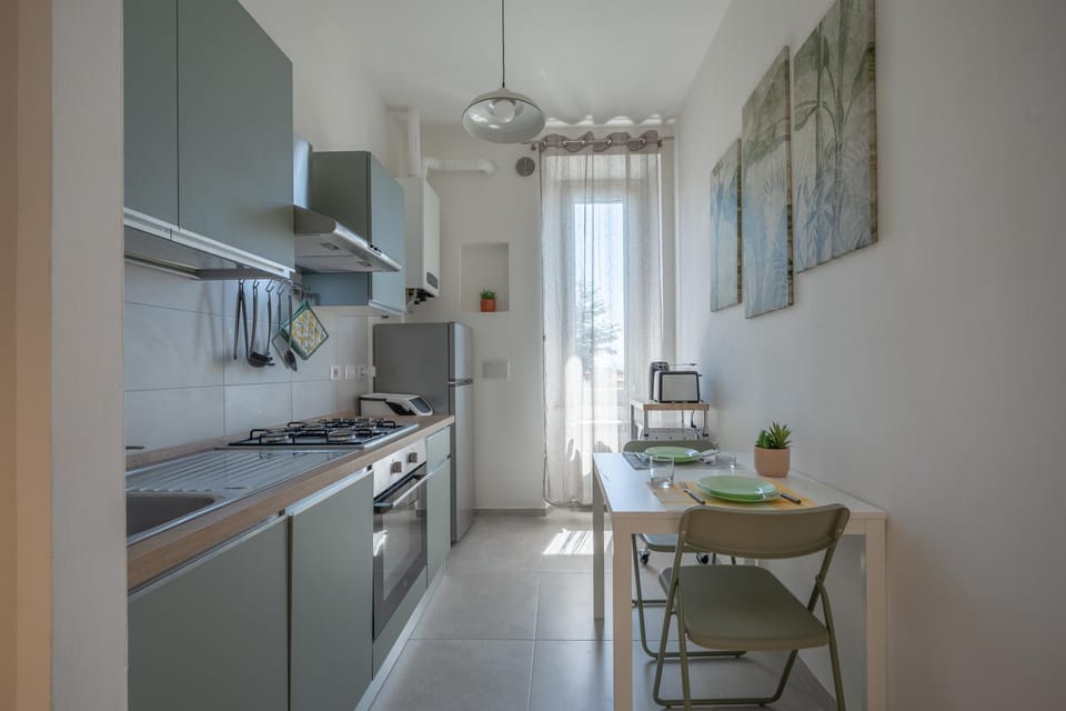 Kitchen or kitchenette, Dining area, dishwasher, internet, oven, stove, toaster