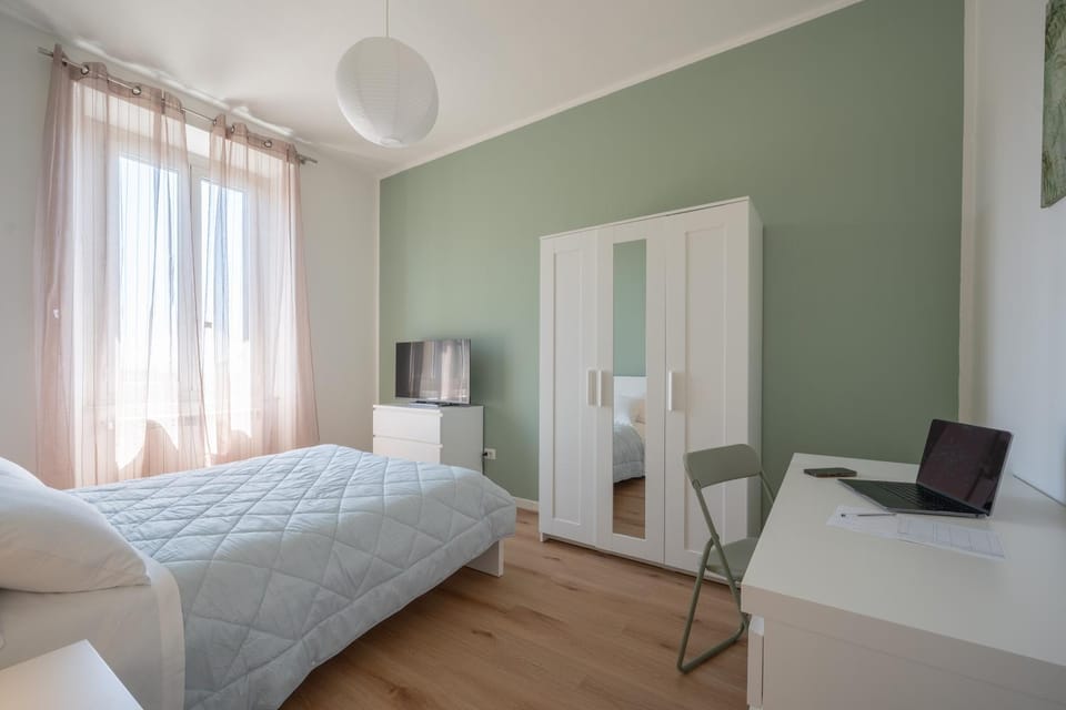 Bed, TV and multimedia, View (from property/room), Photo of the whole room, Seating area, Bedroom, Entertainment, wardrobe