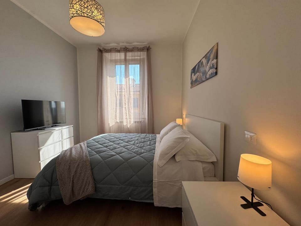 Bed, TV and multimedia, Photo of the whole room, Bedroom