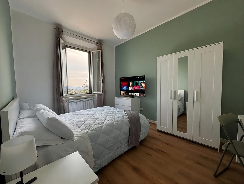 Communal lounge/ TV room, Bed, TV and multimedia, Living room, Photo of the whole room, Seating area, Evening entertainment, Bedroom, wardrobe