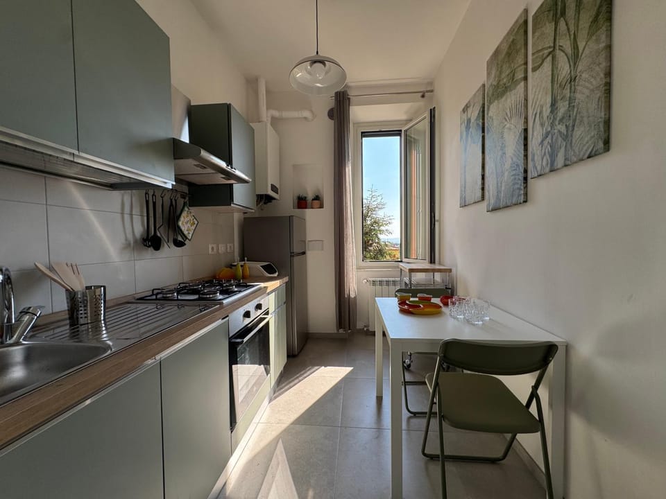 Kitchen or kitchenette, Dining area, oven, stove