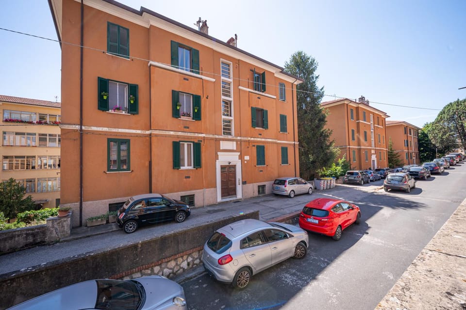 Property building, Nearby landmark, Facade/entrance, Neighbourhood, Street view, Parking