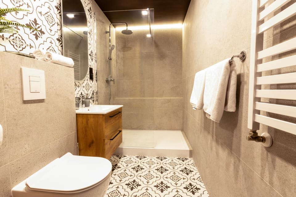 Shower, Toilet, Bathroom, towels