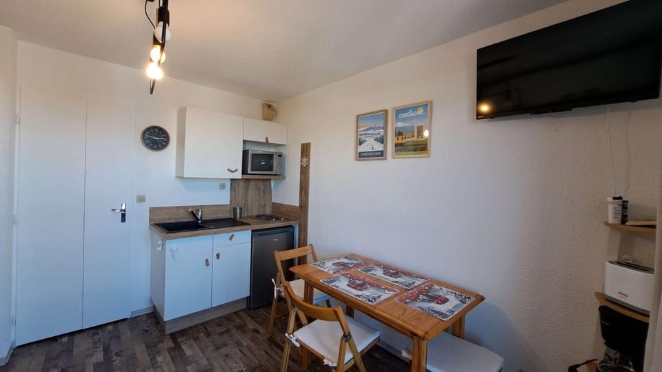 TV and multimedia, Dining area, stove