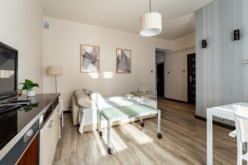 TV and multimedia, Kitchen or kitchenette, Living room, Seating area, Dining area