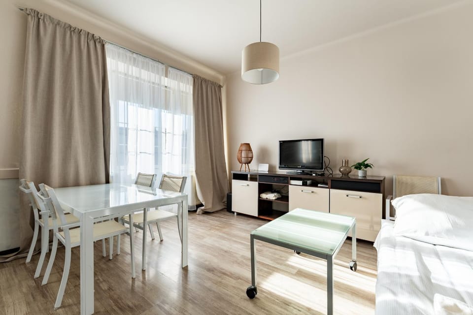 TV and multimedia, Living room, Photo of the whole room, Seating area, Evening entertainment