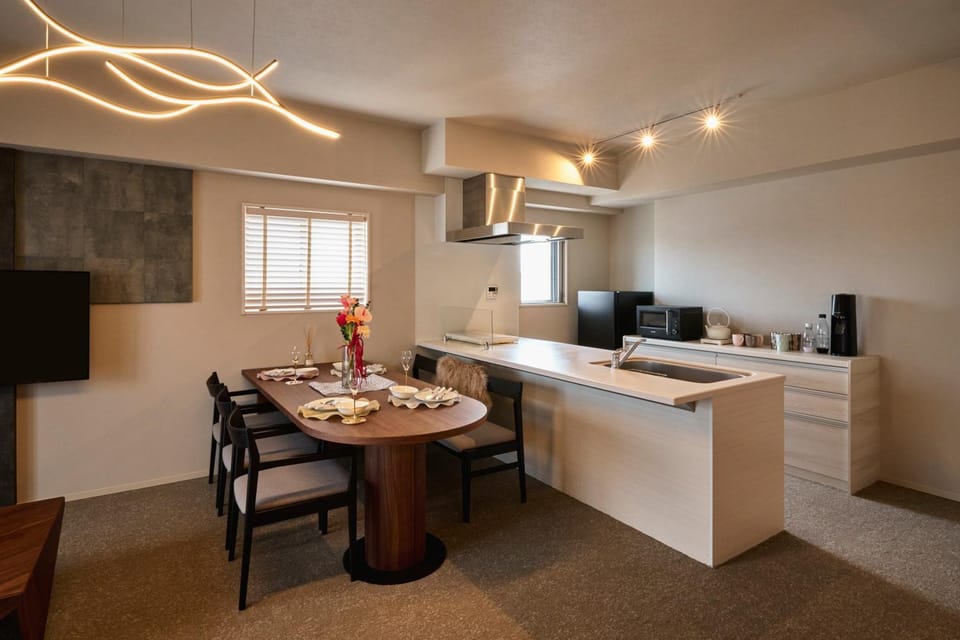 Kitchen or kitchenette, Dining area