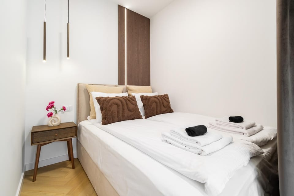 Bed, Bedroom, towels