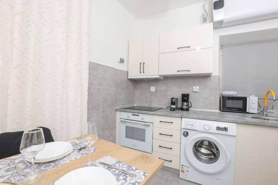 Kitchen or kitchenette, oven