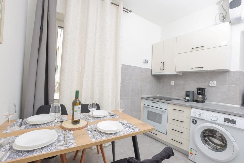 Kitchen or kitchenette, Dining area, oven, washing machine