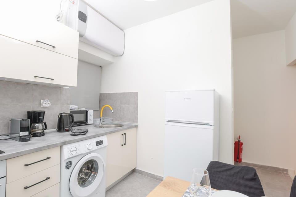 Kitchen or kitchenette, washing machine