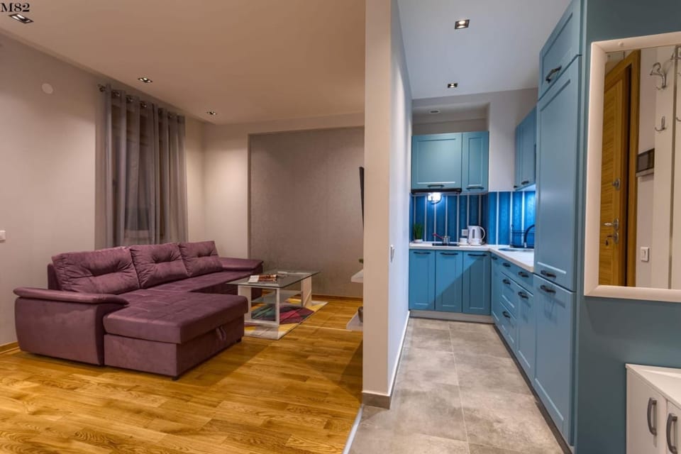 Kitchen or kitchenette, Living room