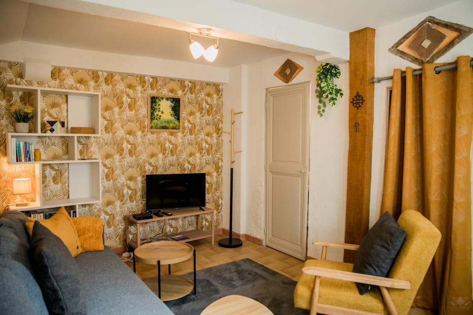 Facade/entrance, TV and multimedia, Living room