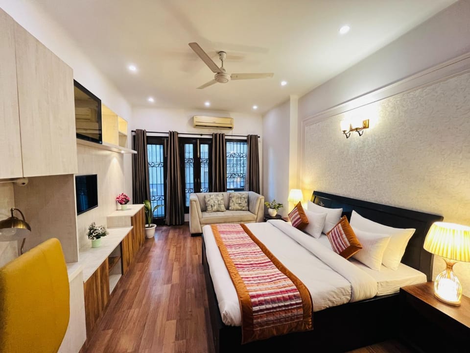 Bed, TV and multimedia, Photo of the whole room, Seating area, Bedroom, air conditioner