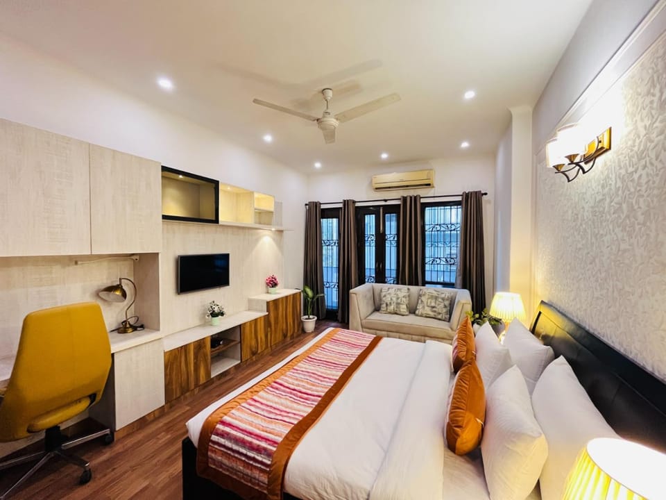Bed, TV and multimedia, Photo of the whole room, Seating area, Bedroom, air conditioner