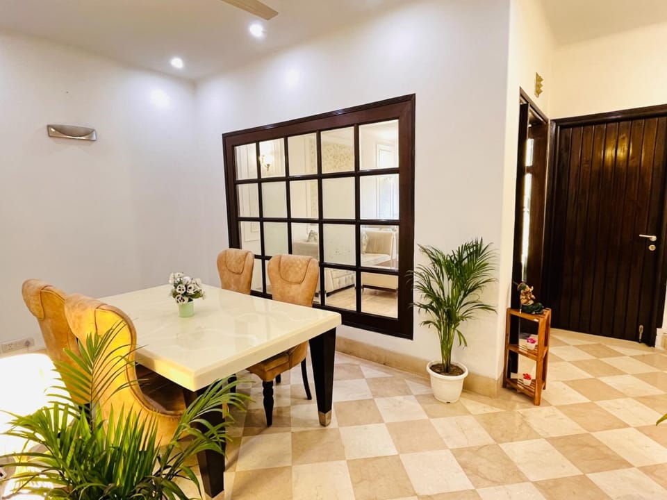 Seating area, Dining area