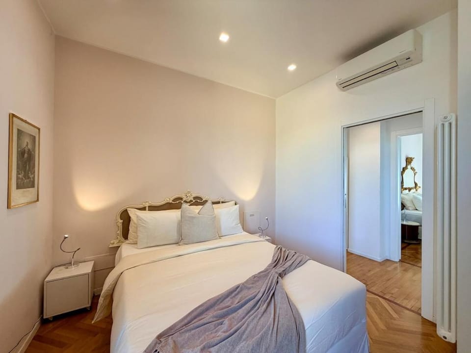 The Sanctuary of Light - Historic Center Apartment in Bologna