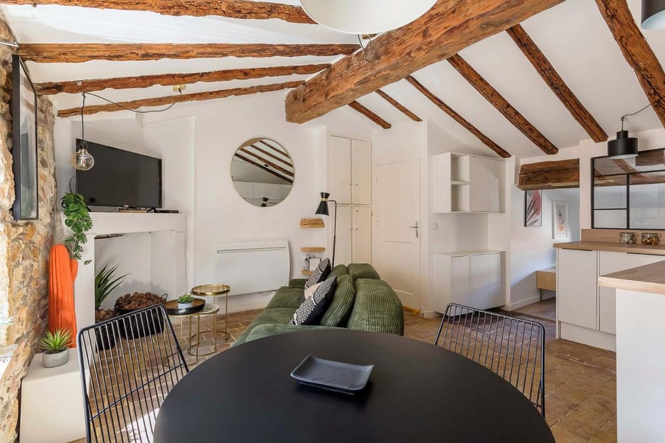 TV and multimedia, Kitchen or kitchenette, Living room, Seating area, Dining area
