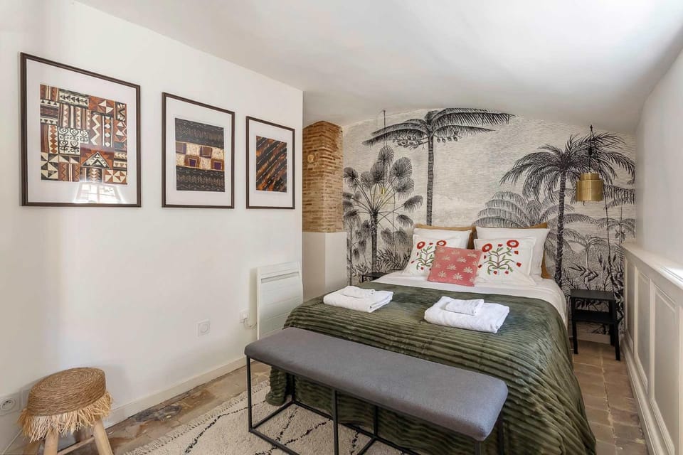 Bed, Photo of the whole room, Bedroom, towels