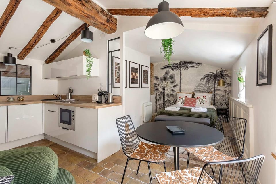 Coffee/tea facilities, Kitchen or kitchenette, Living room, Seating area, Dining area, oven, stove, toaster