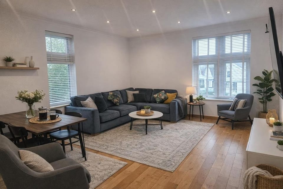 Luxury 3 Bedroom, Uplands, Parking, Near Beach Apartment in Swansea